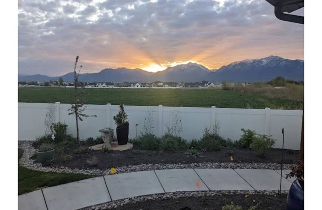 Cozy Mountain-View Haven / Full Kitchen / Hot Tub / Easy SLC & Ski Access