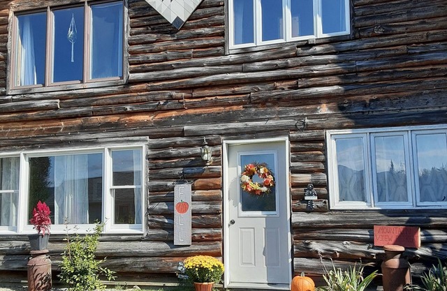 Cozy Mountain View Retreat