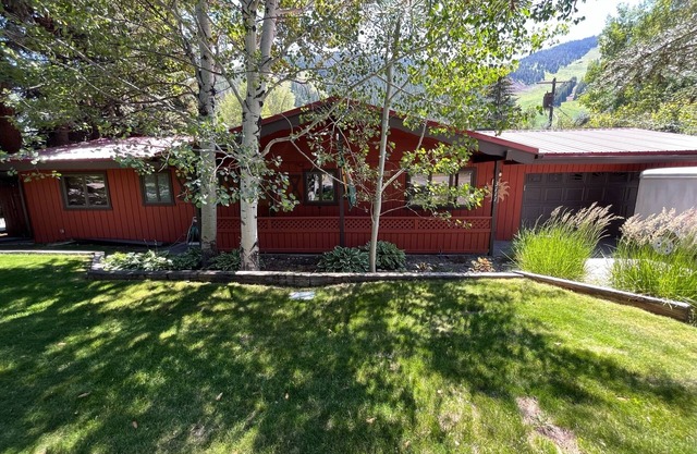 Cozy Mountain View– Walk to the Slopes - Hot Tub+Heated Driveway