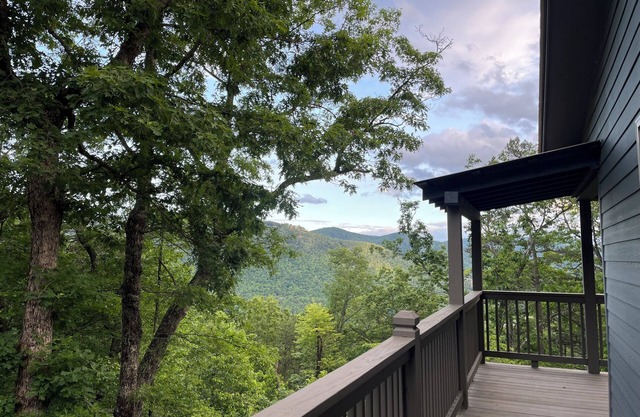 Cozy Mountaintop Cottage: Excellent Wi-fi, Beautiful Views, & New Stone Fire Pit