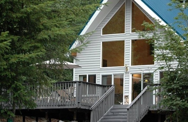 Gemütlicher Berg Rainier Cabin. Hat WiFi, A / C & BBQ. Perfekt für Paare. Hundefreundlich.