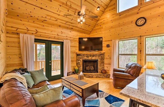 Cozy Mtn Cabin Spacious Deck and Forest Views!