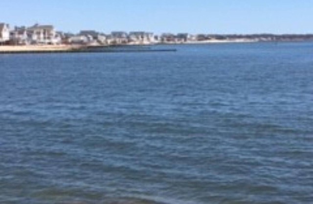 Cozy Nantucket Style Cottage, mins walk to private beach.