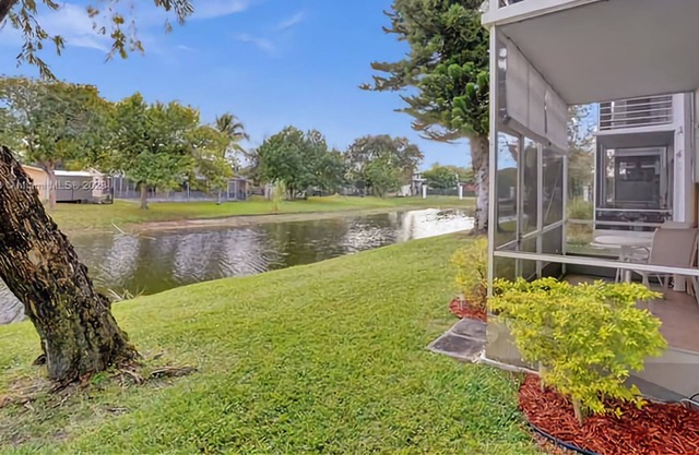 Cozy & neat Lake view apartment, 10 min Hard Rock Guitar and Fort Laud airport.