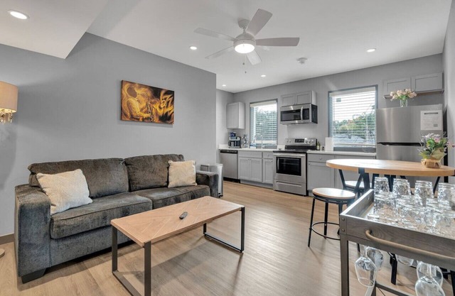 Cozy New Build - 5min to FQ/Frenchman+Parking