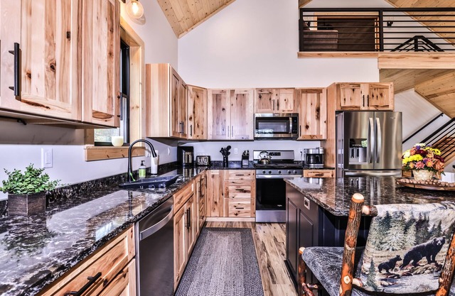 Cozy NEW Lakefront Retreat on Pickerel Lake, FREE FIREWOOD, WIFI, CENTRAL AIR