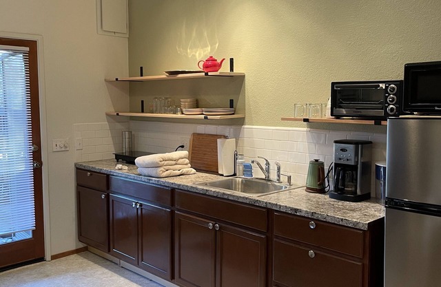 Cozy, New, One Bedroom Apt near Hospital