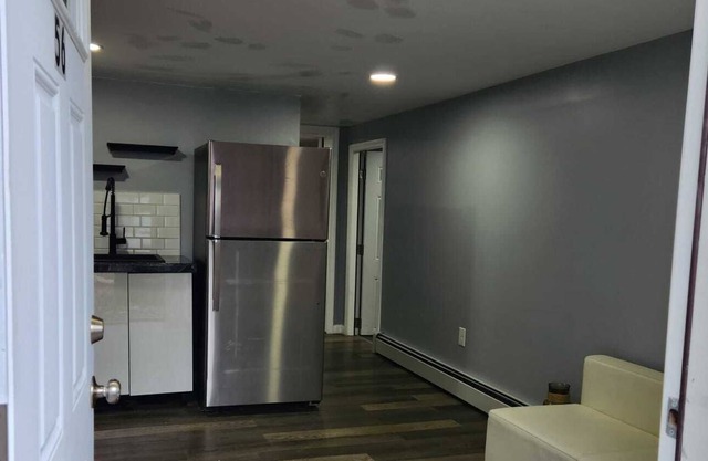 Cozy new one bedroom apartment - free parking