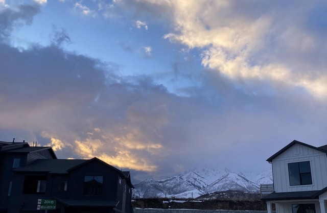 Cozy, new townhome 12 min. from Snowbasin and 17 min. from Wasatch Peaks!
