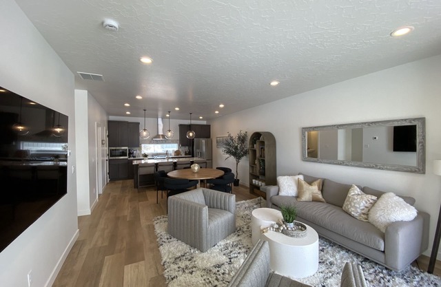Cozy, new townhome 12 min. from Snowbasin and 17 min. from Wasatch Peaks!