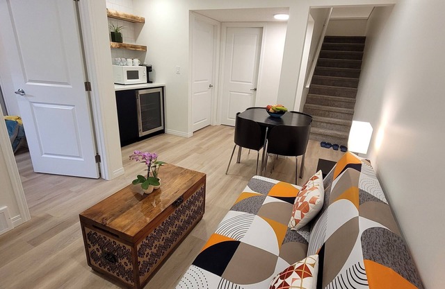 Cozy new unit near restaurants, bars, stores, bus stations, and hospital.