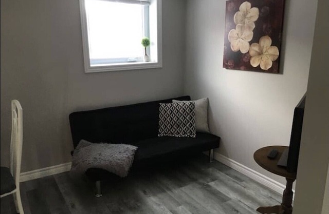Cozy Newly Decorated Unit