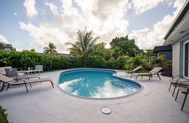 Cozy Newly Re-done 3/2 w Large Pool!