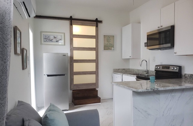Cozy newly remodeled studio just steps from beach