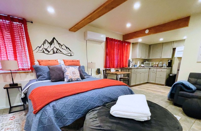 Cozy - Newly Remodeled Studio