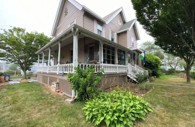 Cozy Newport Studio, steps to Cliff Walk, Beaches & Downtown