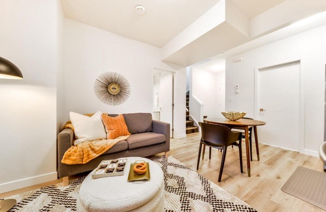 Cozy Nordic Utopia, Bsmt Suite near WEM & DT, King Bed, WiFi