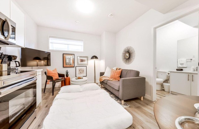 Cozy Nordic Utopia | Near WEM & DT | King Bed!