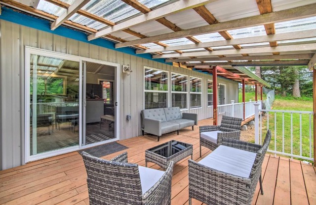 Cozy North Bend Getaway Near Dunes and Ocean!