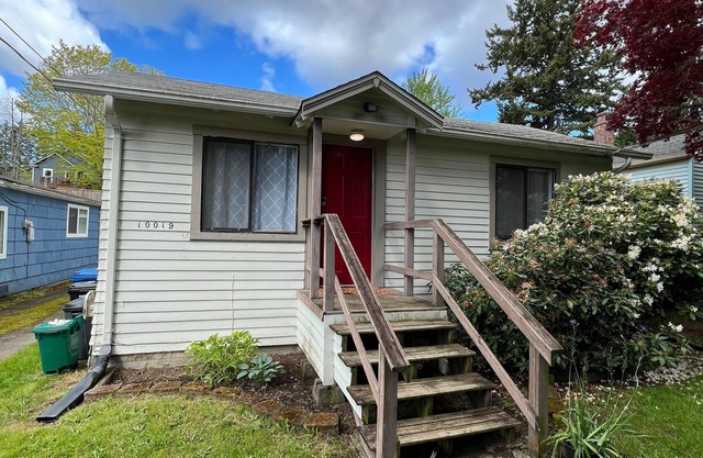 Cozy North Seattle Bungalow Fenced yard, Near I-5 & Light Rail Downtown MTR&LTR