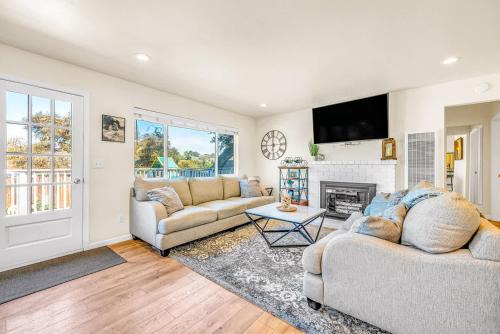 Cozy Oaks - A Coastal Getaway with Idyllic Scenery