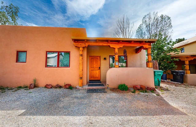 Cozy Oasis Near Taos Plaza w/ Private Backyard & Grill - Drive to Ski Valley