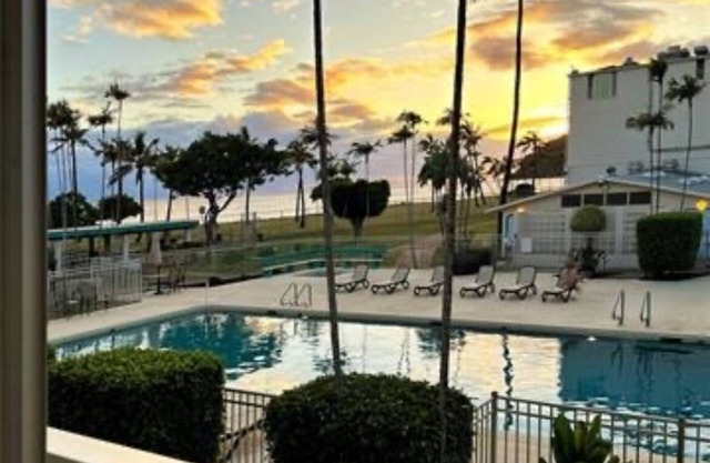 Cozy ocean and pool view condo in gorgeous Oahu with fitness room, WiFi
