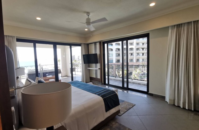 Cozy Ocean Front 2 BR for holidays