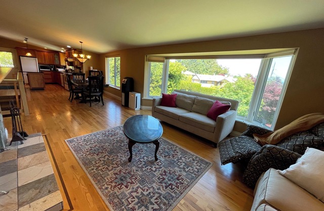 Cozy Ocean view home one block from Cordova Bay beach