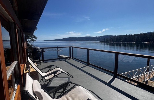 Cozy Oceanfront Paradise: Hot Tub, Sauna & Private Dock – 5 Min to Town!