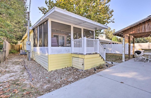 Cozy Off-Duty Retreat, 1 Block From River!