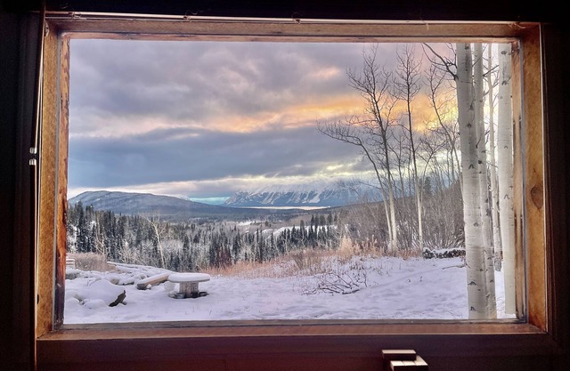Cozy off the grid cabin with stunning view