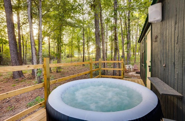 Cozy Onalaska Cabin about 2 Mi to Lake Livingston!