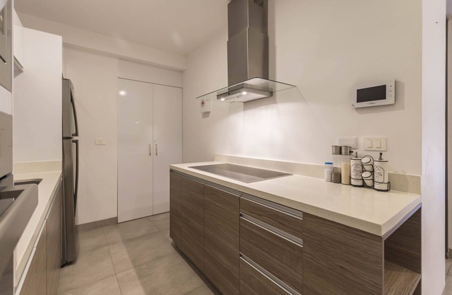 Cozy one bedroom on downtown district-5 minutes walk to the beach-