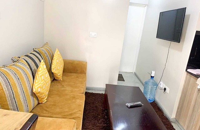 Cozy one bedroom -5 min from the junction mall (with a study area)