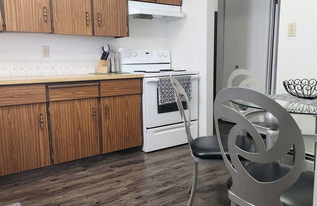 Cozy One Bedroom Apartment With Balcony Near Red Deer Hospital! Free Laundry.