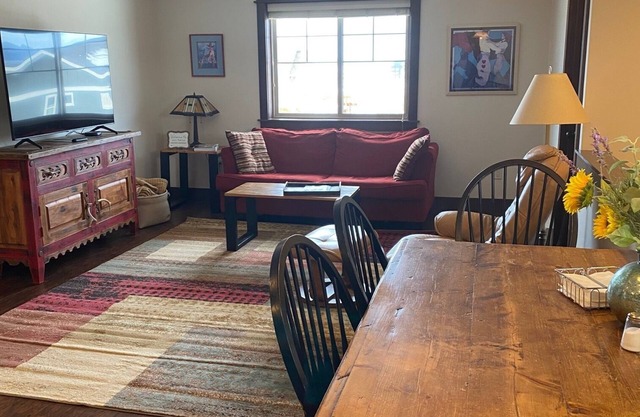 Cozy one-bedroom apartment centrally located in Valley West
