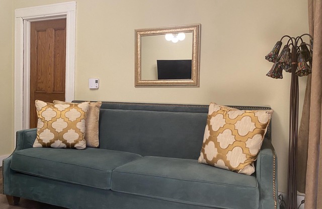 cozy one bedroom apartment located in heart of dorval