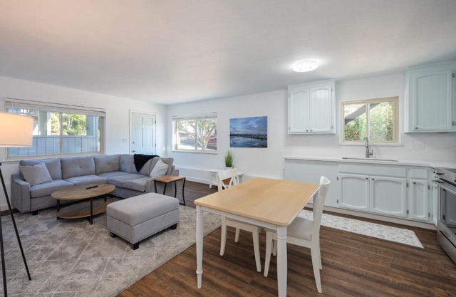 Cozy One-Bedroom Coastal Retreat - Walk to Beach