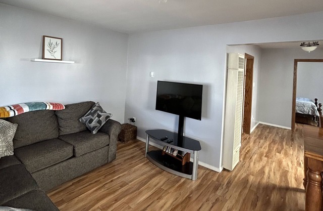 Cozy one bedroom house. Centrally located. Pet friendly!