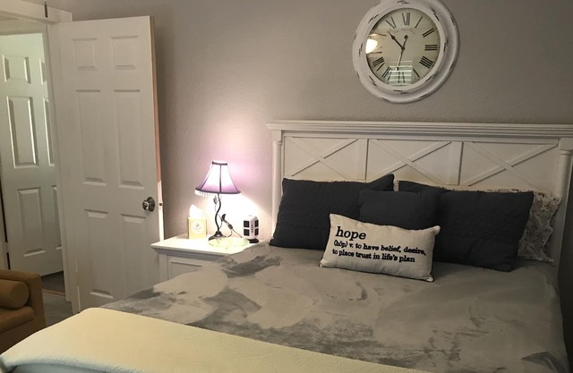 Cozy one bedroom in cute cottage house 12 minutes to Tyler Tx