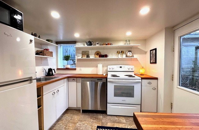 Cozy One Bedroom Suite in Fernwood