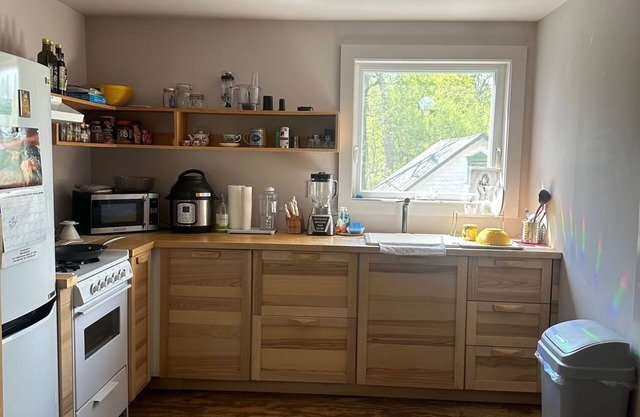Cozy one bedroom unit filled with natural daylight and lovely Mountain Views.