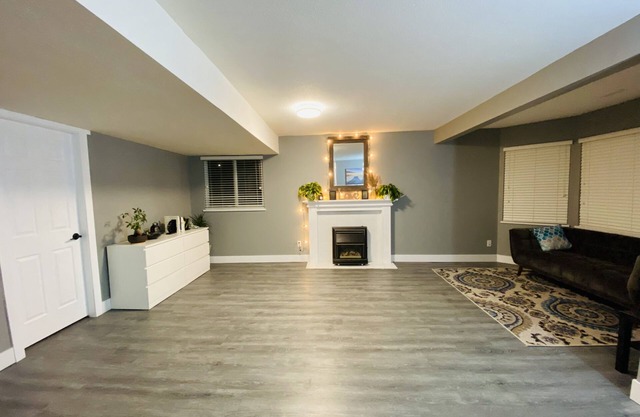 Cozy one bedroom with a large living area&backyard