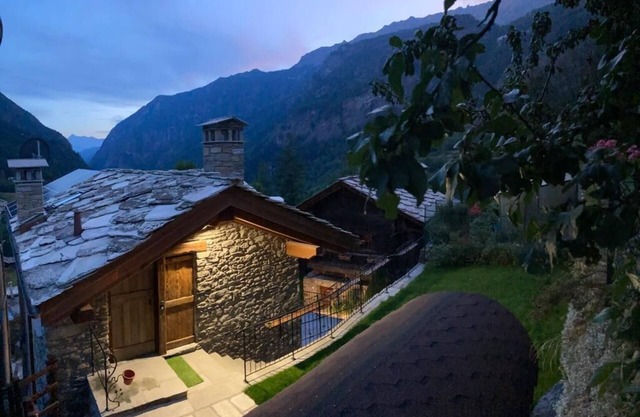 Cozy open-plan studio apartment with a view of the valley