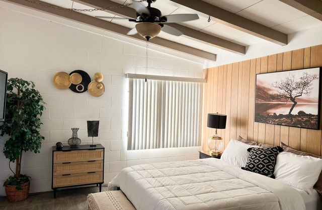 Cozy Palms Getaway. 5 minutes from JNT/very comfortable and family friendly.