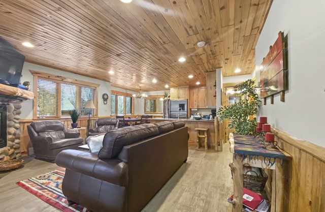 Cozy Park City Cabin w/ 2 Hot Tubs! Mountain Fun Skiing, Hiking,Golf Nearby!