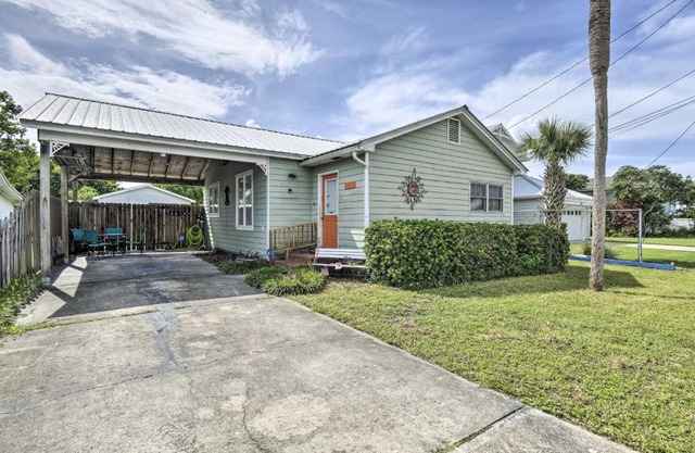 Cozy PCB Cottage about 1 Block to Beach!
