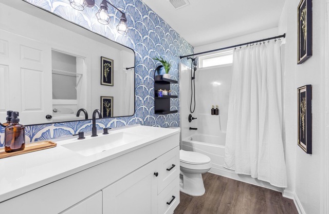 Casa de Jade- 10 minutes from downtown, queen beds, hammocks + coffee bar