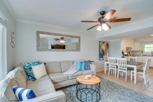 Cozy Pensacola Townhome with Shared Yard and Gas Grill